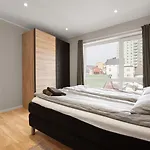 Modern Penthouse With Views In הארסטד