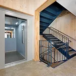Modern Penthouse With Views In הארסטד