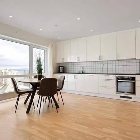 Modern Penthouse With Views In 哈尔斯塔