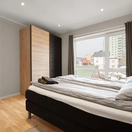 Modern Penthouse With Views In הארסטד