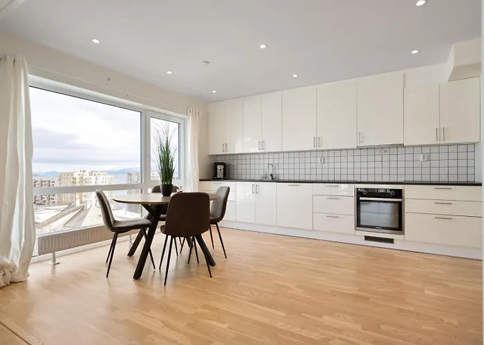 Modern Penthouse With Views In 哈尔斯塔